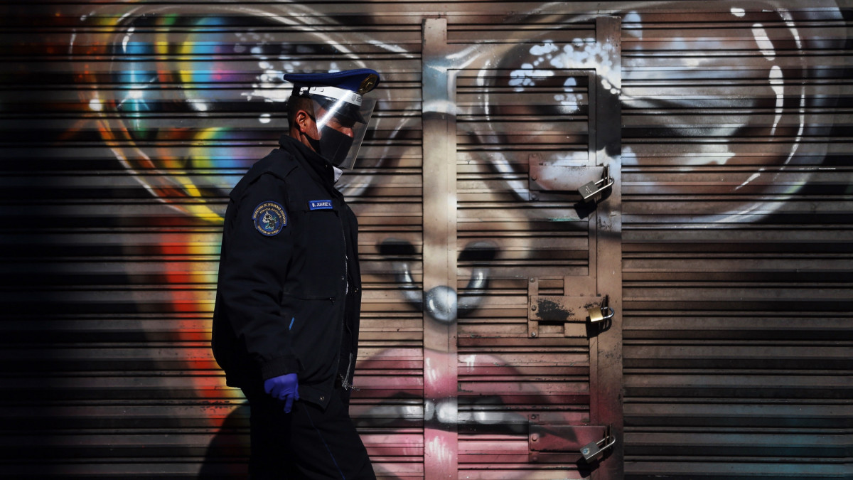 Arcvédő pajzsot viselő rendőr járőrözik Mexikóváros egyik utcáján 2020. április 22-én.