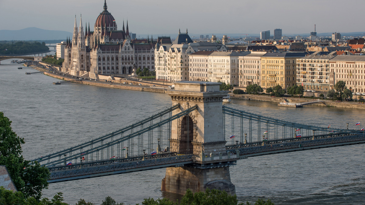 Az Országház és a Lánchíd látképe Budapesten 2020. július 1-jén.