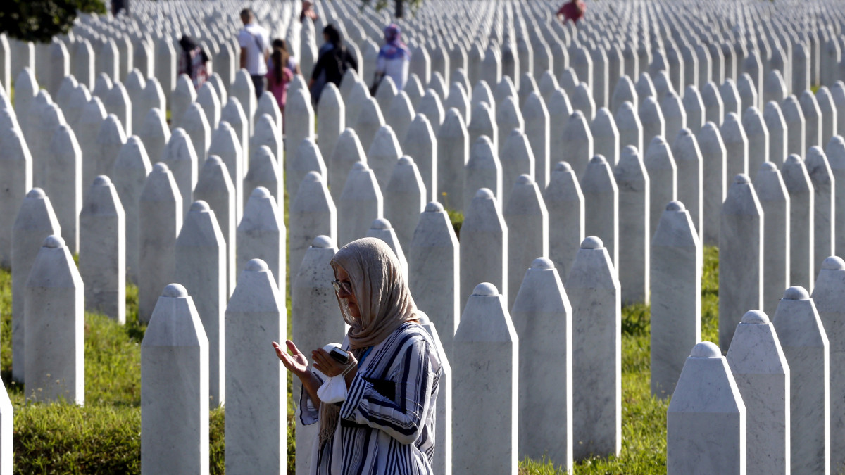 Boszniai muzulmán asszony imádkozik a srebrenicai tömegmészárlás áldozatainak temetőjében az újonnan azonosított áldozatok temetési szertartásán a Szarajevótól 150 kilométerre, északkeletre fekvő Srebrenica melletti Potocariban 2020. július 11-én, a vérengzés 25. évfordulóján. Az 1992 és 1995 közötti boszniai háború legsúlyosabb tömeggyilkossága Srebrenicában történt, ahol a boszniai szerbek 1995-ben a város lerohanásakor több mint 8000 muzulmán férfit és fiút gyilkoltak meg.