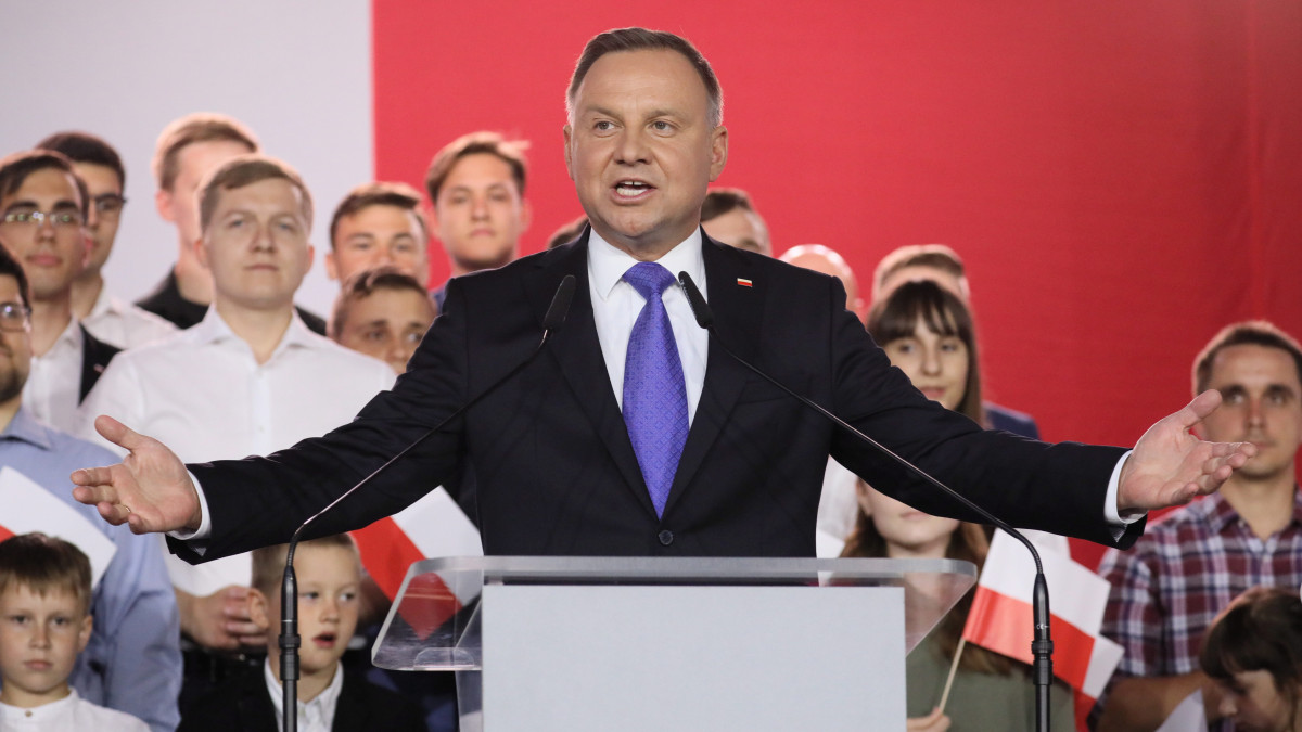 Andrzej Duda lengyel államfő, a kormányzó Jog és Igazságosság (PiS) jelöltje sajtóértekezletet tart a lengyel elnökválasztás második fordulójának estéjén Pultuskban 2020. július 12-én. A felmérések alapján Duda két százalékos előnnyel, a szavazatok 51 százalékával nyerheti meg az elnökválasztás második fordulóját, míg a fő ellenzéki erő, a Polgári Platform (PO) által vezetett koalíció jelöltje, Rafal Trzaskowski varsói főpolgármester 49 százaléknyi voksra számíthat. A hivatalos eredményeket a lengyel országos választási bizottság legkorábban július 13-án este közli.