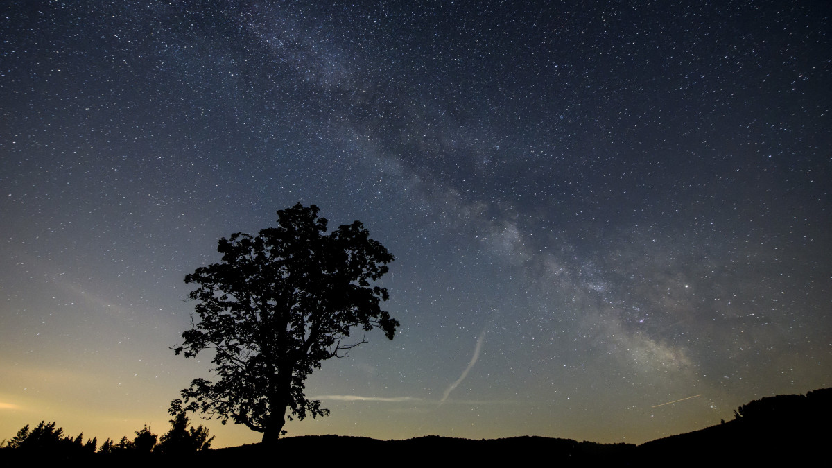 A hosszú expozíciós idővel készült képen a Tejút látszik a Bükk-fennsík felett Répáshuta közelében 2017. június 16-án. Csillagoségbolt-parkká nyilvánította a Bükki Nemzeti Parkot a Nemzetközi Sötétégbolt Szövetség (IDA - International Dark-Sky Association).