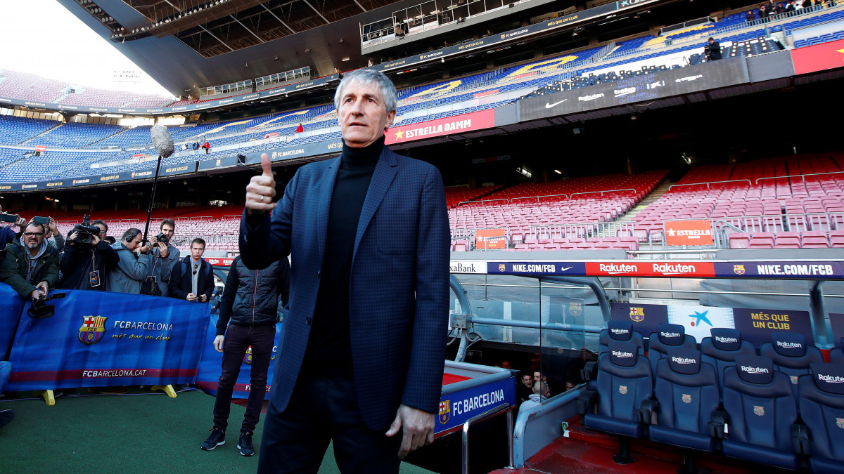 Quique Setien, a spanyol első osztályú labdarúgócsapat, az FC Barcelona új vezetőedzője, miután hivatalos bemutatták a barcelonai Camp Nou Stadionban 2020. január 14-én.