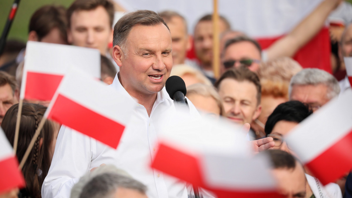 Andrzej Duda lengyel államfő, a kormányzó Jog és Igazságosság (PiS) jelöltje a szavazóival találkozik a kelet-lengyelországi Odrzywolban a lengyel elnökválasztás második fordulóját követő napon, 2020. július 13-án. A választási bizottság a szavazatok 99,97 százalékának összeszámlálása után közölte, hogy Andrzej Duda, a kormányzó Jog és Igazságosság (PiS) párt jelöltje a voksok 51,21 százalékát szerezte meg a vasárnapi második fordulóban, míg a fő ellenzéki erő, a Polgári Platform (PO) által vezetett koalíció jelöltje, Rafal Trzaskowski varsói főpolgármester a szavazatok 48,79 százalékát gyűjtötte össze.