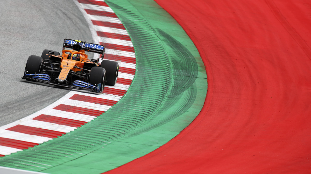 Lando Norris, a McLaren brit versenyzője a Forma-1-es autós gyorsasági világbajnokság Osztrák Nagydíjának első szabadedzésén a spielbergi pályán 2020. július 3-án. A futamot július 5-én rendezik.