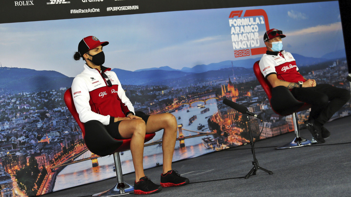 A FIA által közreadott képen Antonio Giovinazzi, az Alfa Romeo olasz versenyzője (b) és Kimi Räikkönen, az Alfa Romeo finn versenyzője a Forma-1-es autós gyorsasági világbajnokság Magyar Nagydíjának otthont adó mogyoródi pályán, a Hungaroringen tartott sajtótájékoztatón 2020. július 16-án. A futamot július 19-én rendezik.