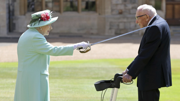 Lovaggá ütötte II. Erzsébet királynő az egészségügynek vagyont gyűjtő százéves katonát