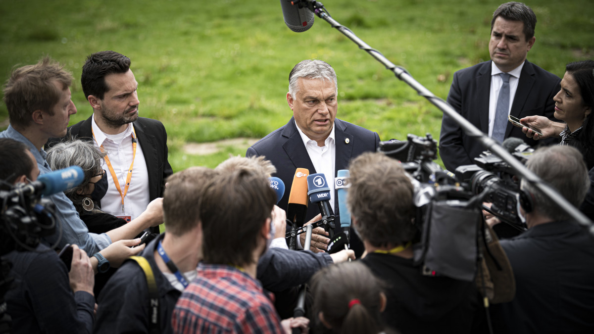 A Miniszterelnöki Sajtóiroda által közreadott képen Orbán Viktor kormányfő brüsszeli újságíróknak nyilatkozik az Európai Unió csúcstalálkozójának harmadik napján a Leopold parkban 2020. július 19-én.