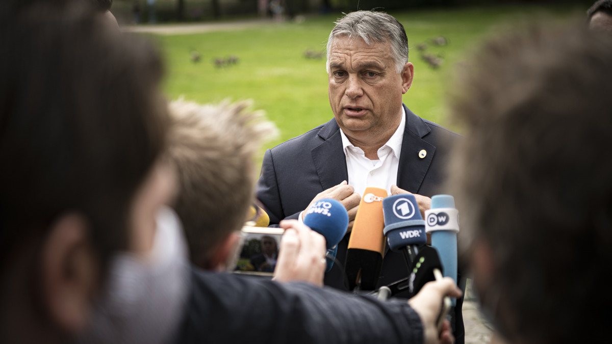 A Miniszterelnöki Sajtóiroda által közreadott képen Orbán Viktor kormányfő brüsszeli újságíróknak nyilatkozik az Európai Unió csúcstalálkozójának harmadik napján a Leopold parkban 2020. július 19-én.