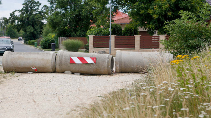 Zavarták a járművek, lezárta az utcáját - nem is akármivel