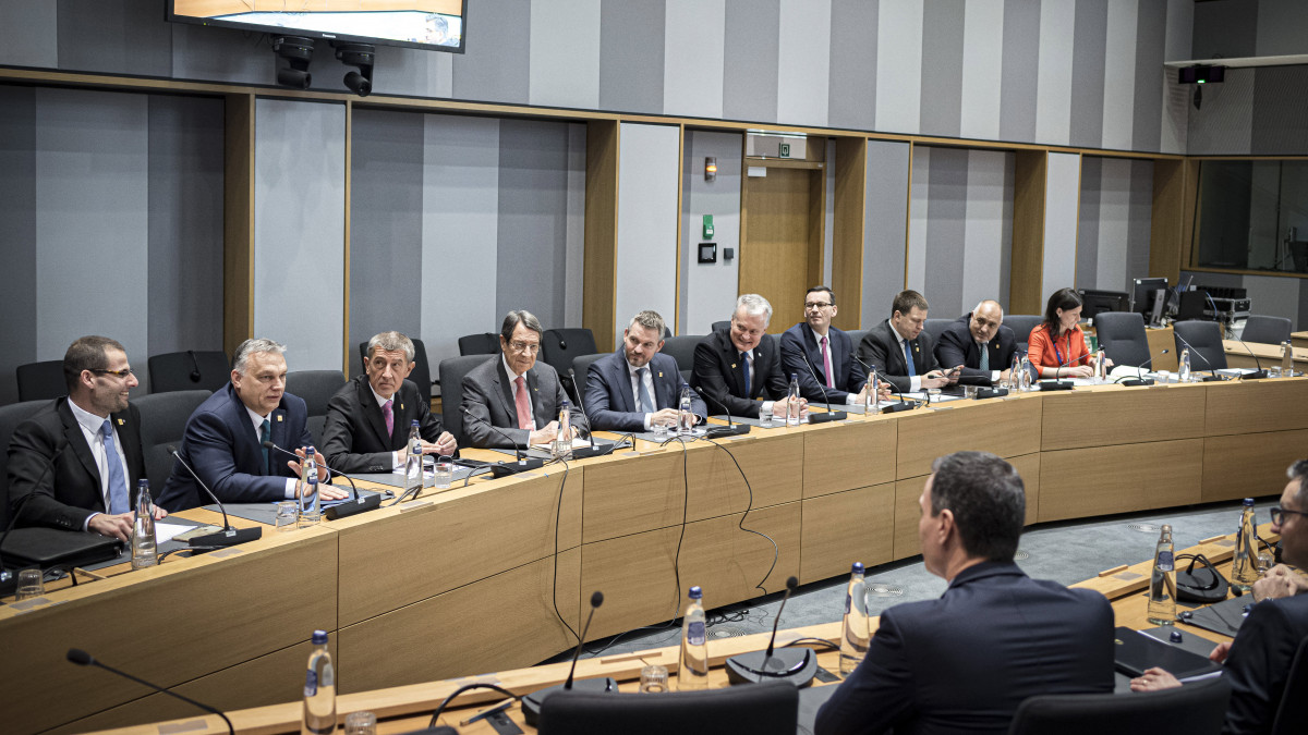 A Miniszterelnöki Sajtóiroda által közreadott képen Orbán Viktor miniszterelnök (b2) a rendkívüli uniós csúcstalálkozón Brüsszelben 2020. február 21-én. Mellette balra Robert Abela máltai kormányfő, jobbra Andrej Babis cseh miniszterelnök, Nikosz Anasztasziadisz ciprusi elnök, Peter Pellegrini szlovák miniszterelnök, Gitanas Nauseda litván elnök, Mateusz Morawiecki lengyel, Juri Ratas észt miniszterelnök és Bojko Boriszov bolgár miniszterelnök (b-j).