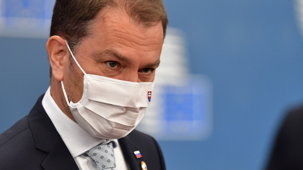 Igor Matovic szlovák miniszterelnök az Európai Unió kétnapos brüszeli csúcstalálkozójának első napi ülésére érkezik 2020. július 17-én. A tagállamok vezetői a koronavírus-járvány miatt utoljára februárban találkoztak személyesen.