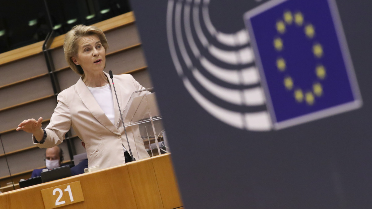 Ursula von der Leyen, az Európai Bizottság elnöke beszédet mond az Európai Parlament plenáris ülésén Brüsszelben 2020. július 8-án.