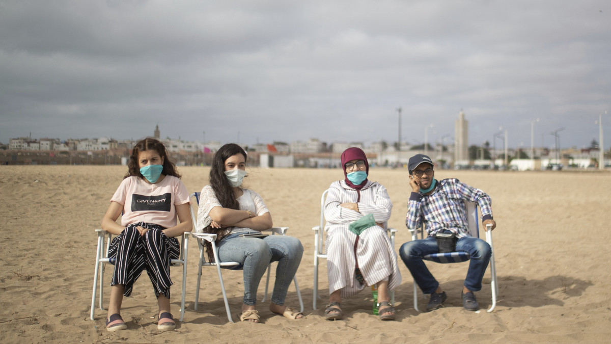 Marokkói nők és egy családtagjuk a Rabat közelében lévő, újranyitott szaléi strandon 2020. június 26-án. Marokkóban három hónap után oldották fel a koronavírus-járvány miatt bevezetett korlátozó intézkedéseket.