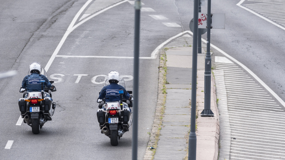 Motoros rendőrök a gépjárműforgalom elől a hétvégére lezárt pesti alsó rakparton 2020. május 16-án. A rakpartot május 16-án hajnalban zárták le a gépjárműforgalom elől, a zárás feloldása másnap 23 óra körül várható. A rakpart használata során a koronavírus-járvány miatt meghozott általános szabályok mellett további előírásokat is be kell tartani, például a bicikliseknek 10 km/h-ás a megengedett legnagyobb sebesség.