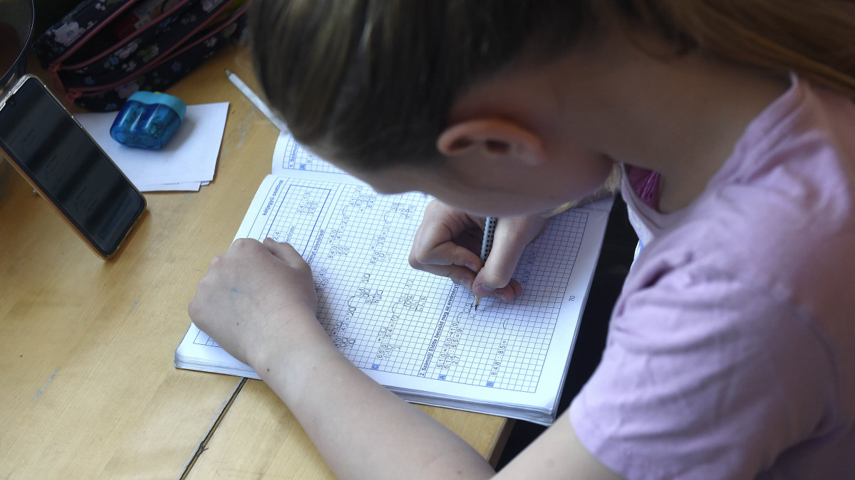 Egy általános iskolás a házi feladatát csinálja budapesti otthonában 2020. március 19-én. A koronavírus-járvány terjedésének megfékezése érdekében a tanulók nem járnak iskolába, otthon tanulnak digitális tanrend szerint.