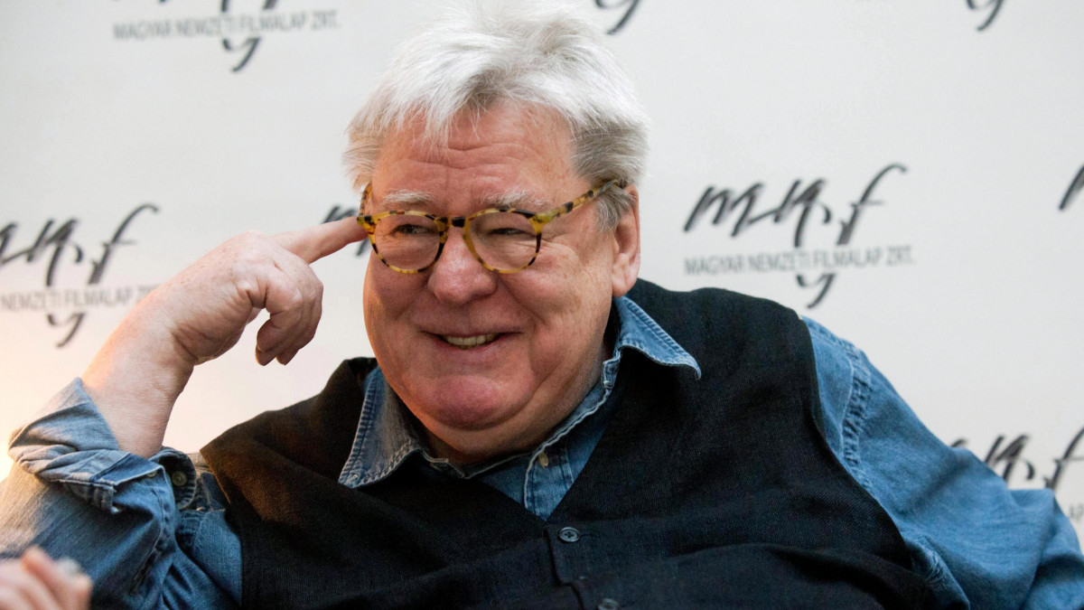 Alan Parker brit forgatókönyvíró, filmrendező és producer interjút ad a Magyar Távirati Irodának a Magyar Nemzeti Filmalap és a film.hu forgatókönyvírói mesterkurzusa előtt egy budapesti szállodában 2013. március 2-án.