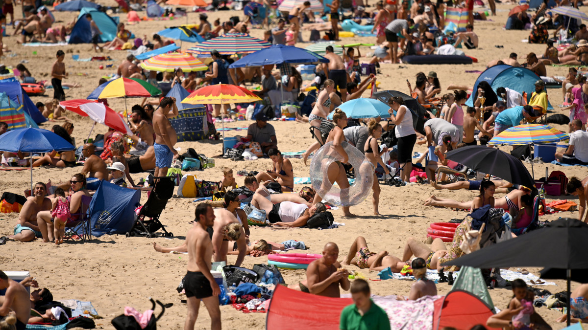 Strandolók Bournemouth partjainál 2020. június 2-án. Nagy-Britanniában június 1-től újranyitottak az általános iskolák, valamint engedélyezett a hat személyt meg nem haladó társaságok összejövetele.