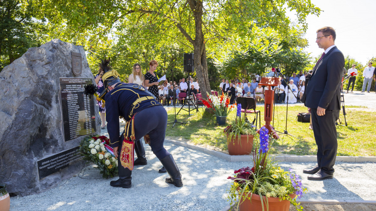 Gulyás Gergely Miniszterelnökséget vezető miniszter koszorúz a szomoróci hazavédő fegyveres felkelés 100. évfordulója alkalmából állított Communitas Fortissima emlékmű avatásán a Vas megyei Kercaszomoron 2020. augusztus 1-jén.