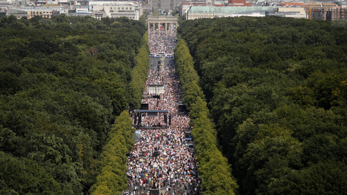 A koronavírus-járvány miatt bevezetett korlátozások ellen tüntetnek a Brandenburgi kapunál Berlinben 2020. augusztus 1-jén. Németországban újra növekszik a vírussal fertőzöttek száma.