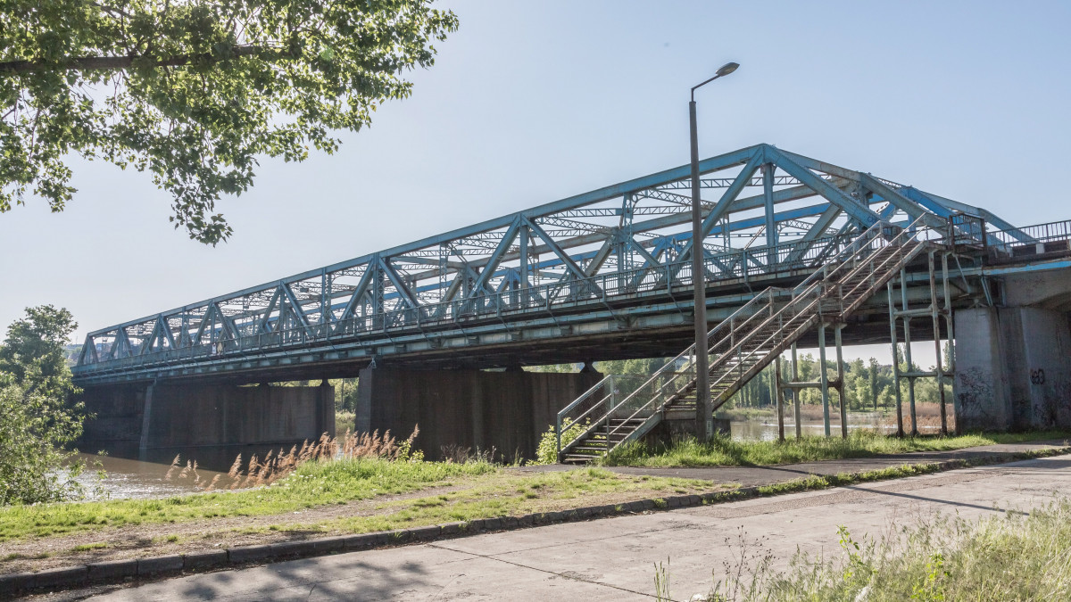 A Gubacsi híd látképe. A Gubacsi híd, vagy más néven a csepeli átjáró Budapest XX. kerületét köti össze a Csepel szigettel, Budapest XXI. kerületével a Soroksári Duna-ág fölött átívelve. A hidat Zsimondy Béla tervei alapján építették 1924-ben. Eredetileg gyorsvasútvonal összeköttetést szerettek volna teremteni a két kerület között. Ezt a funkcióját 1978-ban megszüntették. MTVA/Bizományosi: Faludi Imre  *************************** Kedves Felhasználó!