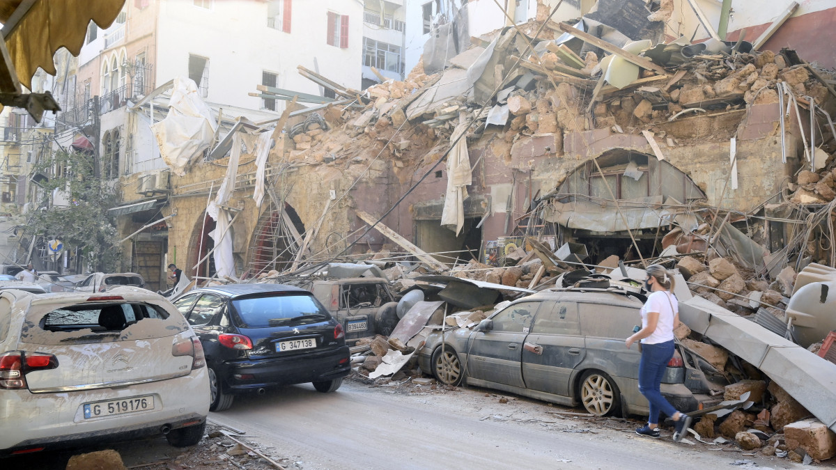 Megrongálódott autók egy összeomlott épület közelében a bejrúti kikötőben bekövetkezett, hatalmas erejű, kettős robbanás utáni napon, 2020. augusztus 5-én. A detonációk következtében legkevesebb száz ember életét vesztette, több mint négyezren megsebesültek. Marvan Abbud bejrúti kormányzó szerint 200-250 ezer közé tehető azoknak a száma, akik elveszítették otthonukat. Bejrútot katasztrófa sújtotta várossá nyilvánították, és gyásznapot hirdettek. A robbanások okát még vizsgálják.
