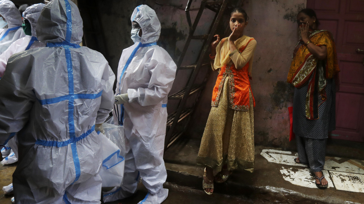 Ázsia egyik legnagyobb nyomornegyede, a mumbai Dharavi lakóinak esetleges koronavírus-fertőzöttségét vizsgálják egészségügyi dolgozók 2020. augusztus 3-án. Az Egyesült Államok és Brazília után Indiában van a vírus legtöbb fertőzöttje a világon.
