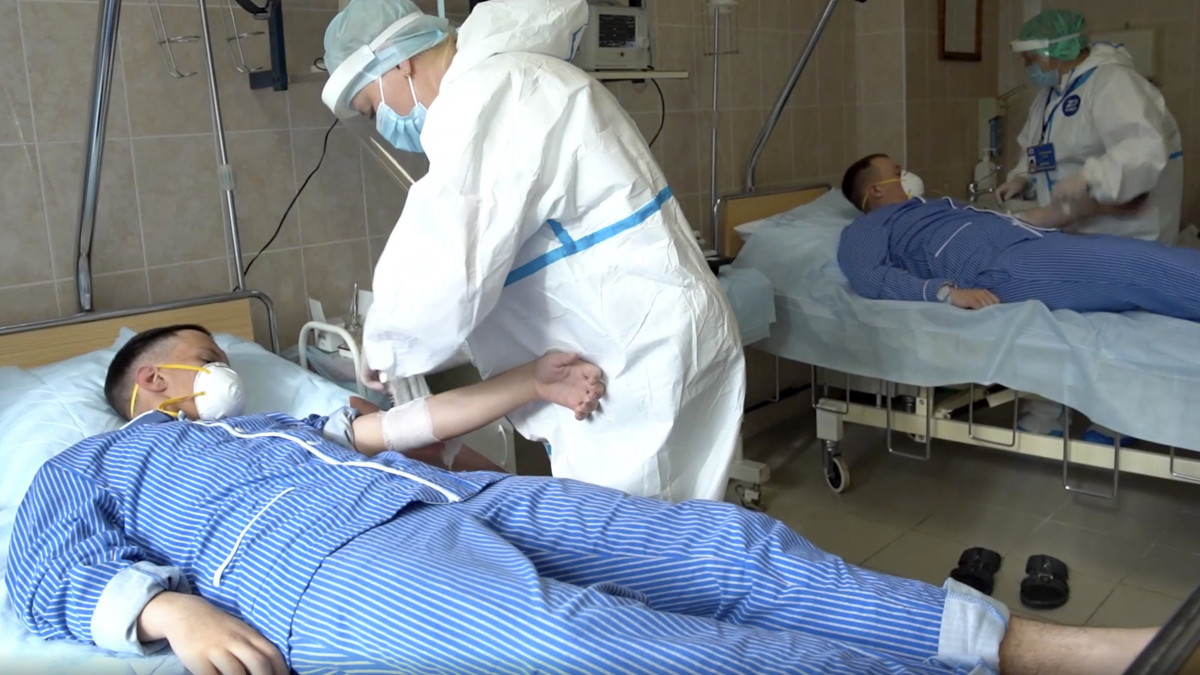 Az orosz védelmi minisztérium sajtószolgálata által közreadott képen az új koronavírus okozta betegség, a Covid-19 ellen kifejlesztett oltóanyag kipróbálásában részt vevő önkéntesektől vesznek vért a Moszkva közelében lévő Bugyenko Fő Katonai Kórházban 2020. július 29-én. Az orosz egészségügyi miniszterhelyettes 2020. augusztus 7-i bejelentése szerint hamarosan befejeződik a Covid-19 elleni első orosz vakcina tesztelése, és augusztus első felében bejegyzik.