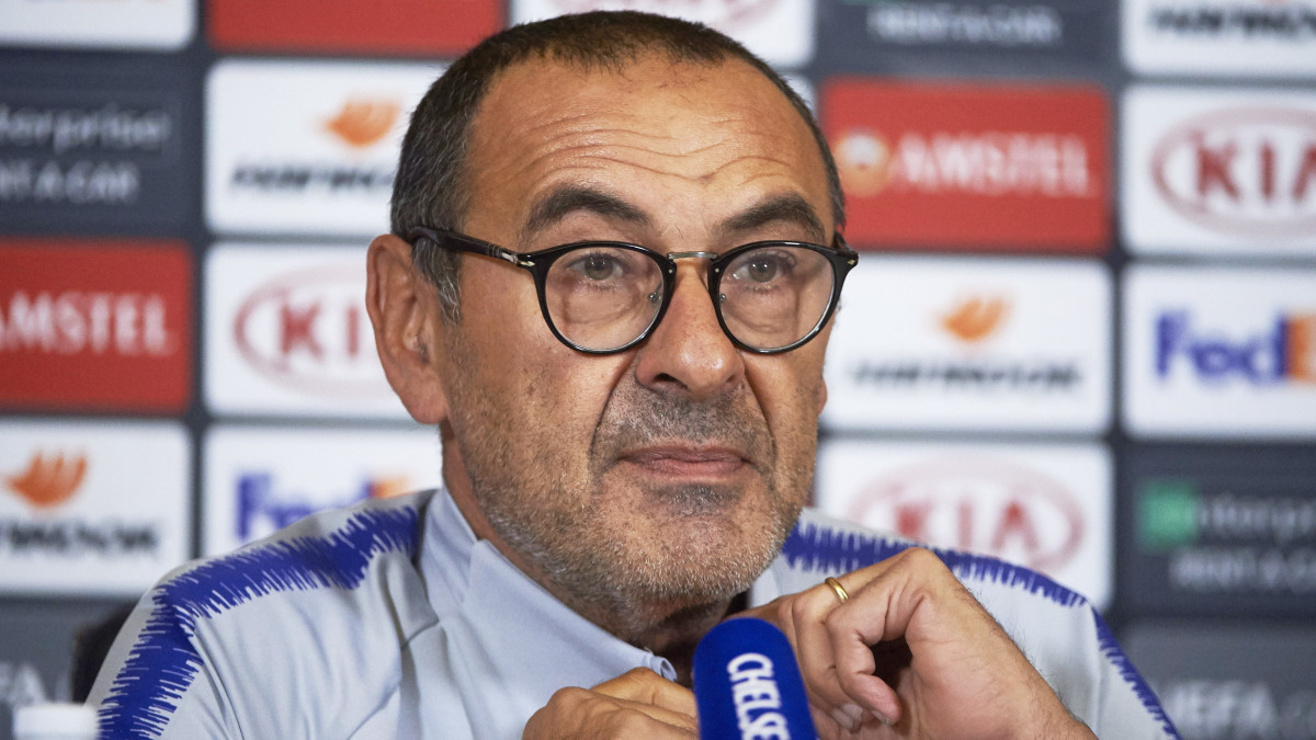 London, 2018. október 3.Maurizio Sarri, a Chelsea olasz vezetőedzője sajtóértekezletet tart a klub londoni edzőközpontjában 2018. október 3-án, egy nappal a Vidi FC elleni Európa-liga mérkőzés előtt. (MTI/EPA/Niklas Hallen)