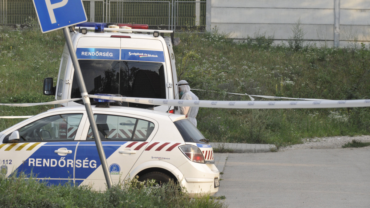 Bűnügyi helyszínelő Érden 2020. augusztus 8-án, ahol holttestet találtak egy házban. A helyszíni szemle adatai szerint a 47 éves férfi bűncselekmény áldozata lett.