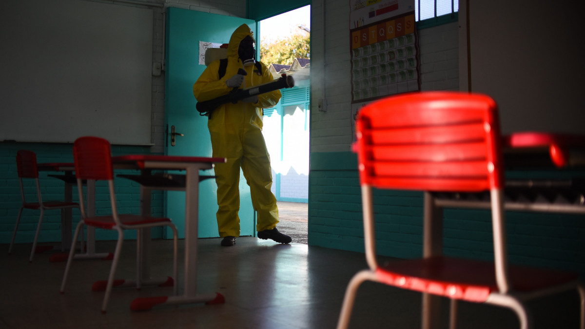 A koronavírus-járvány miatt fertőtlenítenek egy iskolát a brazil fővárosban, Brasíliában 2020. július 30-án. A fővárosban arra készülnek, hogy az iskolaév kezdetén, augusztus végén visszatérnek a tanulók az iskolákba.