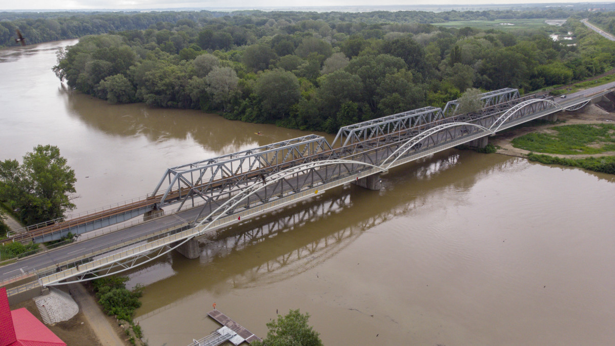 A Tiszafüred és Poroszló között megépült kerékpárút hídja a Tisza felett az átadás napján, 2020 június 20-án. A szakasz elkészültével teljessé vált az összesen mintegy 70 kilométeres Tisza-tavi kerékpárút.