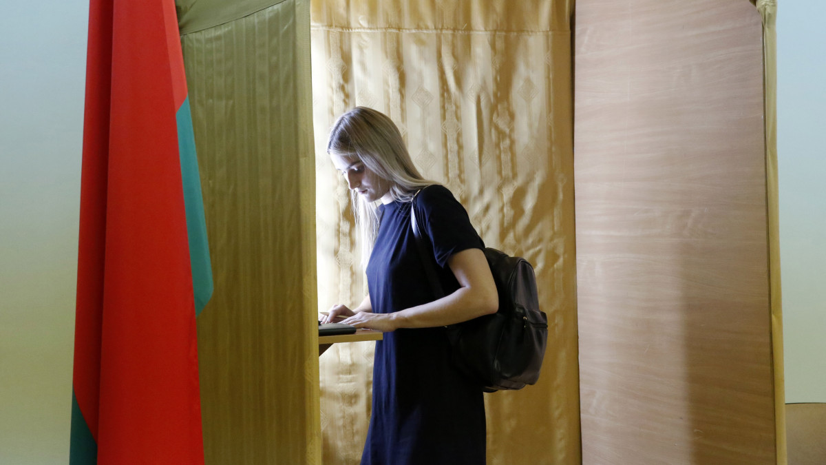 Kitölti szavazólapját egy nő a fehérorosz elnökválasztás előzetes szavazásán Minszkben 2020. augusztus 7-én. Fehéroroszországban augusztus 9-én tartanak elnökválasztást. A 26 éve hatalmon lévő Aljakszandr Lukasenka fő riválisa, Szvjatlana Cihanouszkaja ellenzéki elnökjelölt. Az elnökválasztás előtt Lukasenka legfőbb riválisai közül az egyiket bebörtönözték, a másik külföldre menekült, a választási bizottság csak öt elnökjelölt indulását engedélyezte.