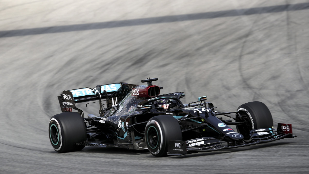 Lewis Hamilton, a Mercedes brit versenyzője a Forma-1-es autós gyorsasági világbajnokság Spanyol Nagydíjának első szabadedzésén a montmelói pályán 2020. augusztus 14-én. A futamot augusztus 16-án rendezik.