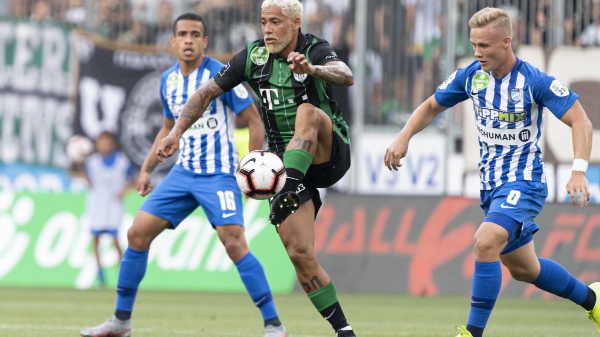 Isael Barbosa, a Ferencváros (k), valamint Sebastian Herrera (b) és Mezei Szabolcs (j), az MTK játékosai a labdarúgó OTP Bank Liga 1. fordulójában játszott MTK Budapest-Ferencvárosi TC mérkőzésen az Új Hidegkuti Nándor Stadionban 2020. augusztus 14-én.