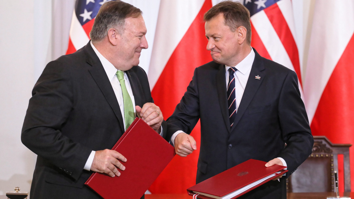 Mike Pompeo amerikai külügyminiszter (b) és Mariusz Blaszczak lengyel védelmi miniszter, miután aláírták a megerősített védelmi együttműködésről szóló szerződést a varsói elnöki palotában 2020. augusztus 15-én. A szerződés értelmében tartóssá válik az amerikai katonai jelenlét Lengyelországban.