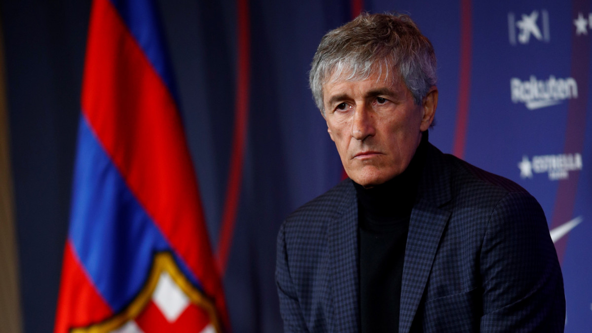 Quique Setien, a spanyol első osztályú labdarúgócsapat, az FC Barcelona új vezetőedzője a hivatalos bemutatásán a barcelonai Camp Nou Stadionban 2020. január 14-én.