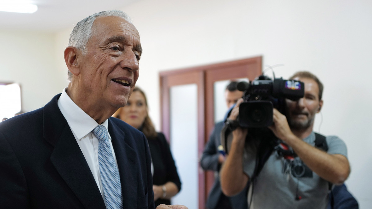 Celorico de Basto, 2019. október 6.Marcelo Rebelo de Sousa portugál elnök szavaz a portugál parlamenti választásokon az ország északi részében lévő Celorico de Basto településen 2019. október 6-án.