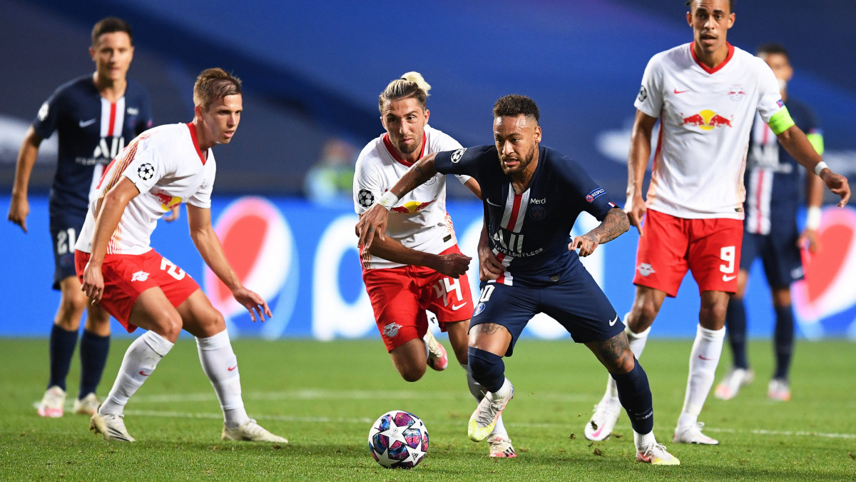 Neymar, a Paris Saint-Germain (j2) és Kevin Kampl, az RB Leipzig játékosa (j3) a labdarúgó Bajnokok Ligájának elődöntőjében játszott mérkőzésen Lisszabonban 2020. augusztus 18-án.