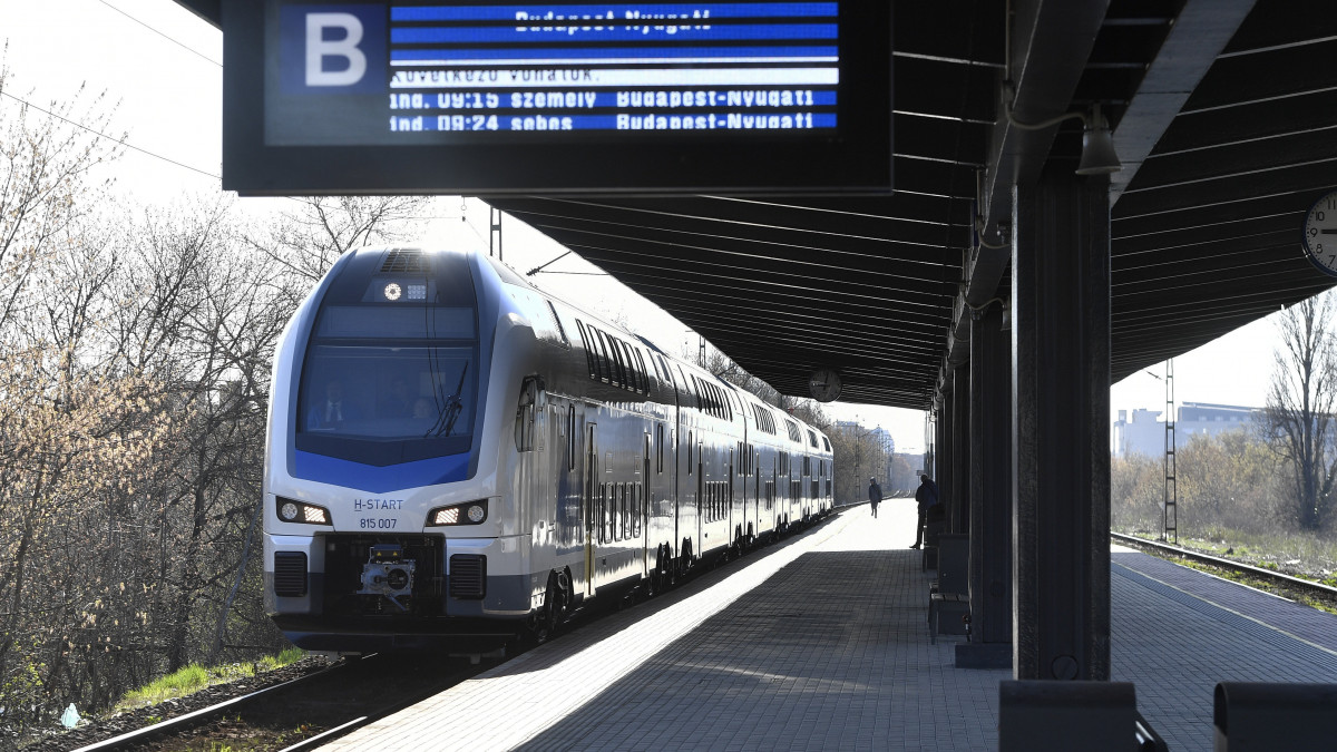 A Budapest-Cegléd vonalon utasforgalmi próbaüzemben elindított első emeletes KISS motorvonat a Zugló vasúti megállóhelyen 2020. március 15-én. Tavasztól fokozatosan állnak forgalomba az emeletes motorvonatok a legforgalmasabb hazai vasútvonalakon, a ceglédin és a vácin.
