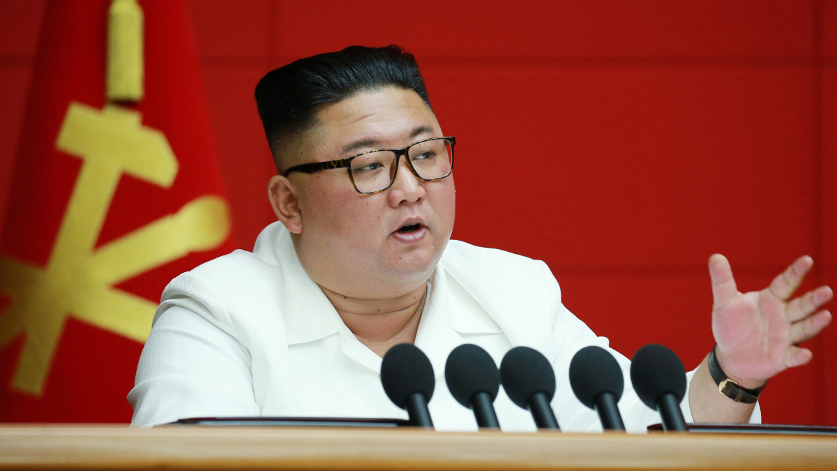 Kim Dzsong Un elsőszámú észak-koreai vezető, a Koreai Munkapárt első titkára beszél a párt központi biztosságának ülésén Phenjanban 2020. augusztus 19-én. Észak-Korea új ötéves tervet készül elfogadni a kormányzó Koreai Munkapárt januári kongresszusán. Legutóbb ilyen kongresszust négy éve tartottak.