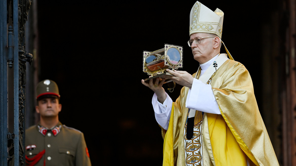 Erdő Péter bíboros, esztergom-budapesti érsek a szentmise végén a Szent István-bazilika bejáratánál, a Szent Jobb-ereklyével áldást ad a templomban lévőkre és mindazokra, akik a televízión vagy a rádión követték a szentmisét az államalapítás és az államalapító Szent István király ünnepén 2020. augusztus 20-án. A szentmise után szokásos Szent Jobb-körmenet helyett a bazilikában a magyar nemzetért könyörgő liturgiát tartottak.