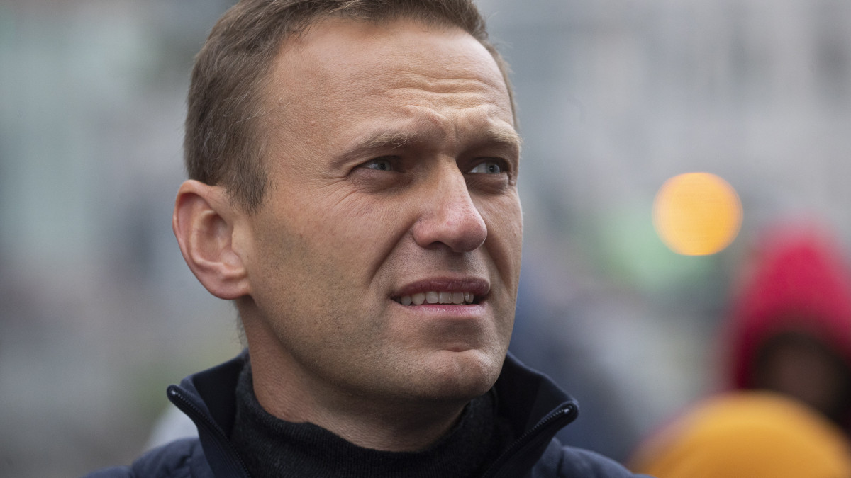 2019. szeptember 29-én Moszkvában készített kép Alekszej Navalnij orosz ellenzéki vezetőről és korrupcióellenes aktivistáról. Navalnijt 2020. augusztus 19-én eszméletlen állapotban, mérgezéssel vitték kórházba, miután az őt szállító repülőgép rendkívüli leszállást hajtott végre Omszkban. Az ellenzéki vezető állapota súlyos, lélegeztetőgépre kellett kötni.