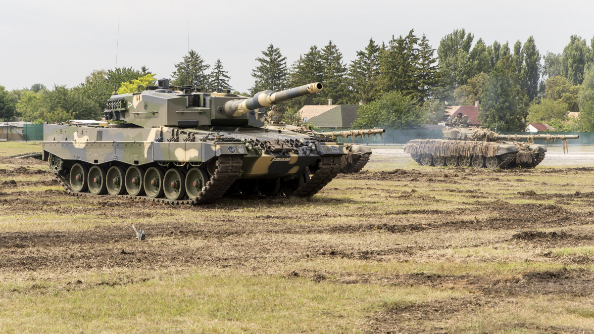 Az első négy Leopard 2A4HU típusú harckocsi egyike (balról) egy korábbi T72-es harckocsi mellett az ünnepélyes átadás keretében tartott bemutatón a tatai MH 25. Klapka György Lövészdandár laktanyájában 2020. július 24-én. Szeptembertől év végéig havonta két Leopard érkezik Tatára a Krauss-Maffei Wegmann (KMW) harcjárműgyártótól, így 12 ilyen járművel rendelkezik majd a honvédség. Az új páncélosok a 40 éve rendszerben lévő orosz T-72-eseket váltják le.
