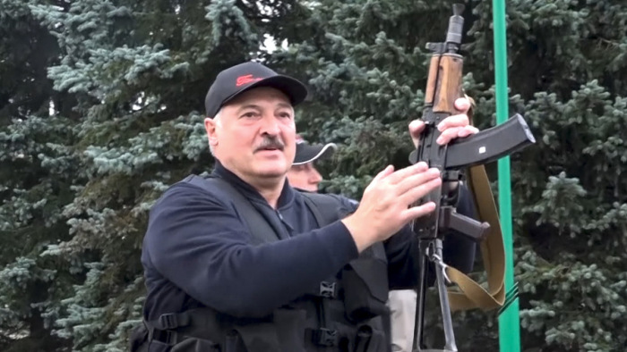 Bekeményít a belarusz biztonsági tanács, Lukasenka kalasnyikovval pózolt