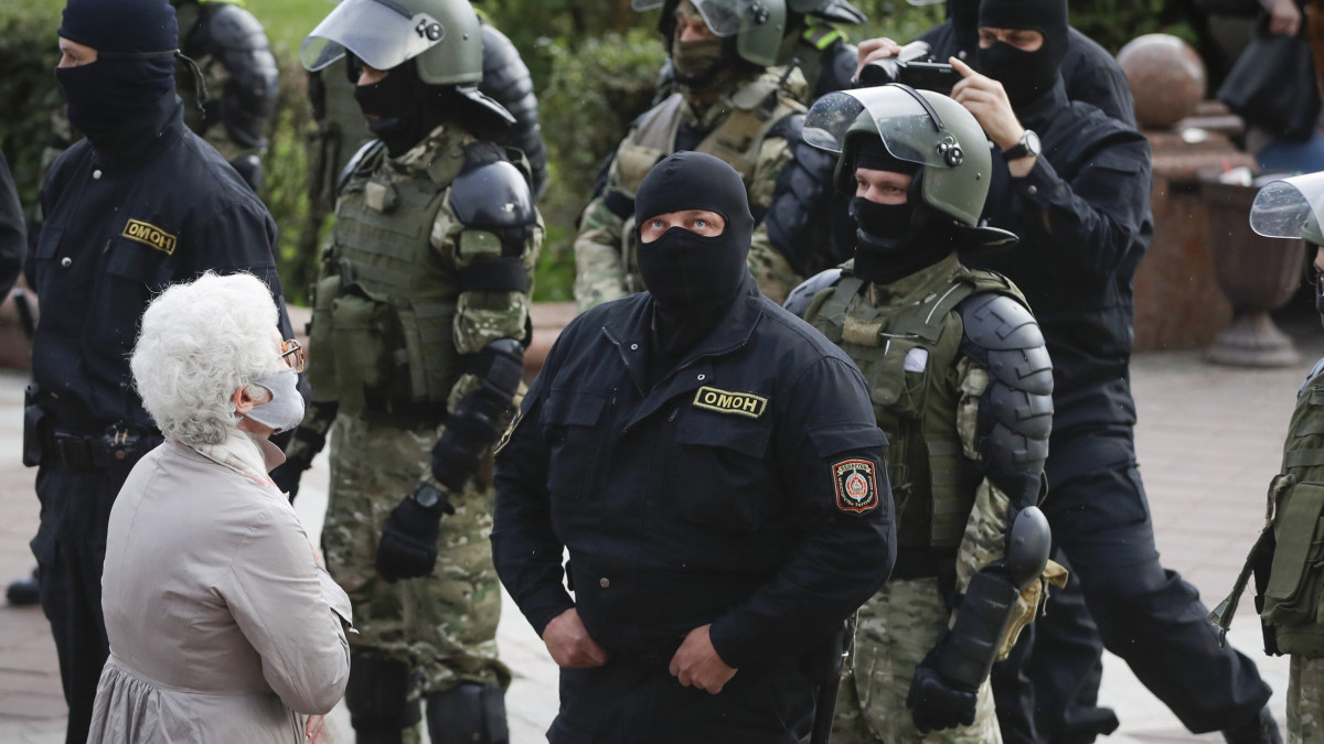 A koronavírus-járvány miatt védőmaszkot viselő nő áll a rohamrendőrök előtt a fehérorosz elnökválasztás eredménye elleni tüntetésen a minszki Függetlenség terén augusztus 27-én. A fehérorosz rendőrség különleges alakulata (OMON) később megkezdte az ismét összegyűlt tüntetők oszlatását, valamint a TASZSZ jelentése szerint megkezdődtek az újabb őrizetbe vételek is. Az augusztus 9-i elnökválasztás óta mindennaposak a tüntetések Fehéroroszországban, mert a tiltakozók szerint Aljakszandr Lukasenka fehérorosz elnök csalással győzött.