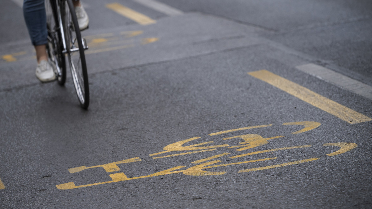 Biciklis halad a fővárosi Nagykörúton kialakított ideiglenes kerékpársávon 2020. május 23-án.