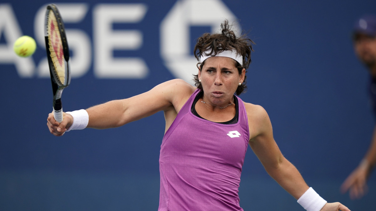 A spanyol Carla Suárez Navarro Babos Tímea ellen játszik az amerikai nyílt teniszbajnokság női egyes versenyének első fordulójában a New York-i Flushing Meadowsban 2019. augusztus 27-én. A találkozót Babos nyerte 6-2-re, mert ellenfele az első szett után sérülés miatt feladta a küzdelmet.