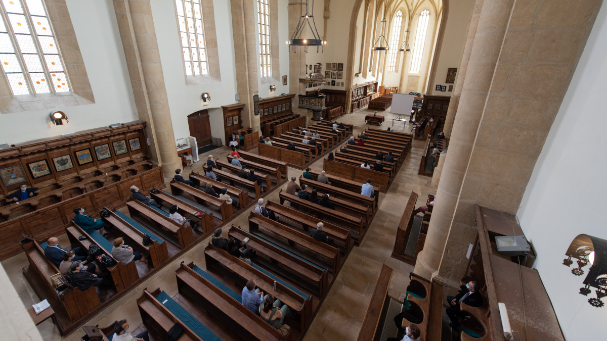 Hívek az első beltéri istentiszteleten a Kolozsvár-Belvárosi Református Egyházközség kolozsvári Farkas utcai templomában 2020. június 21-én. A román kormány június 16-án arról is döntött, hogy a templomok belsejében is engedélyezik az istentiszteleteket, a résztvevők számát azonban az alapterület függvényében korlátozzák. A koronavírus-járvány miatt elrendelt korlátozások miatt eddig csak esküvőket, keresztelőket és gyászszertartásokat engedélyeztek a templomokban korlátozott számú résztvevővel, istentiszteletekre csak a szabadban gyűlhettek össze a hívek.