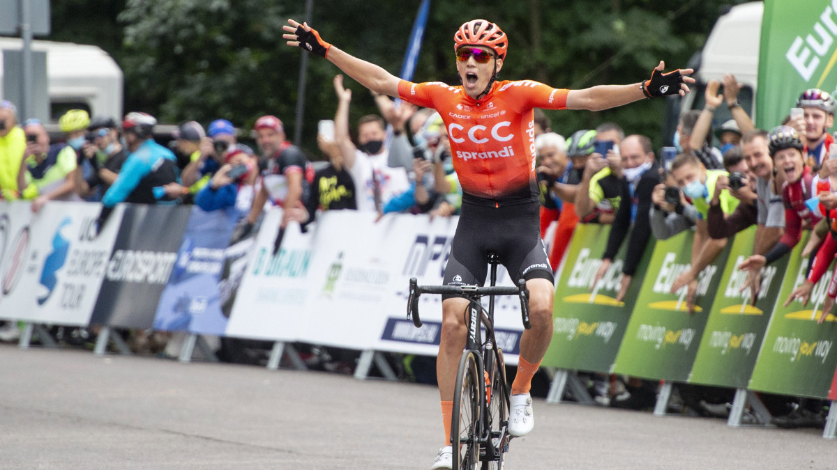 Az összetett- és szakaszgyőztes Valter Attila, a CCC Team versenyzője célba ér a Tour de Hongrie országúti kerékpáros körverseny ötödik, 188 kilométeres MiskolcGyöngyös-Kékestető szakaszán Kékestetőn 2020. szeptember 2-án.