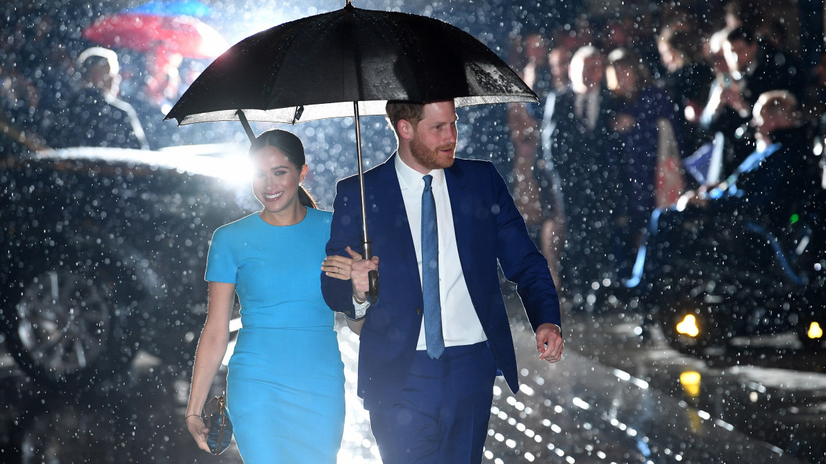 Harry sussexi herceg, a brit trónörökös másodszülött fia és a felesége, Meghan sussexi hercegnő érkezik az Endeavour Alapítvány évenkénti díjátadó ünnepségére a londoni City polgármesteri rezidenciájára, a Mansion House-ba 2020. március 5-én. A hercegi pár először jelent meg együtt hivatalos rendezvényen, amióta januárban közölte, hogy március végén visszalép a brit királyi család magas rangú tagjaként eddig ellátott szerepétől.